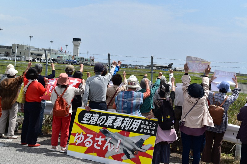 【高知】空港に緊急着陸の米軍機　2週間過ぎるも離陸せず市民団体抗議
